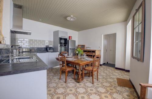 Saint-Cyprien House | Le Prieuré "Péridoors" - Élégance, Histoire & Jacuzzi