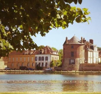 Villeneuve-sur-Yonne Apartment | Le Puits d'Amour