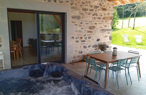Saint-Julien-du-Pinet Cottage | Le Refuge de Jorance and its spa 🌲🌼🏡🌄