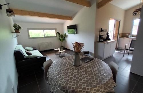 Saint-Leon-sur-Vezere Apartment | Le Séchoir des acacias, Gite: Les Falaises