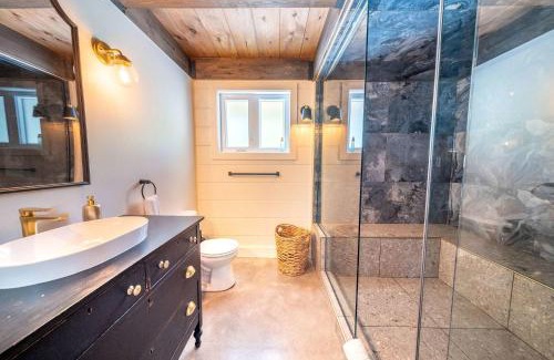 Mauricie Ski Chalet | Le Stuga - Spa Steam room and Lake