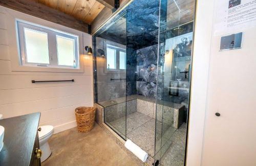 Mauricie Ski Chalet | Le Stuga - Spa Steam room and Lake