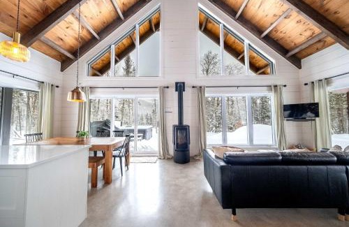 Mauricie Ski Chalet | Le Stuga - Spa Steam room and Lake