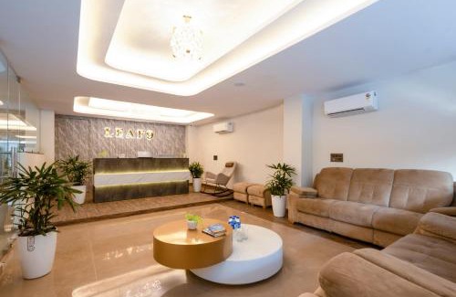 Udyog Vihar Hotel | Leaf 9 Grand, Near Udyog vihar and Yashobhoomi