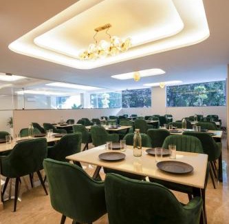 Udyog Vihar Hotel | Leaf 9 Grand, Near Udyog vihar and Yashobhoomi