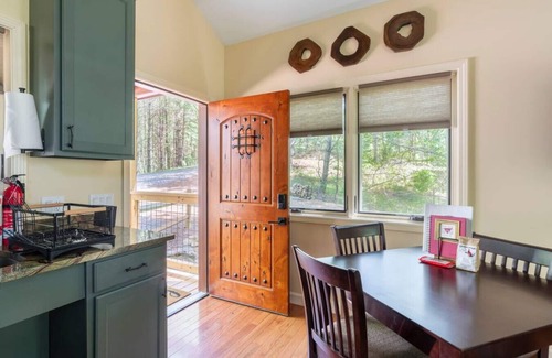 Marshall Cabin | Leaf Change Special Maple Treehouse Near Asheville - Pet Friendly