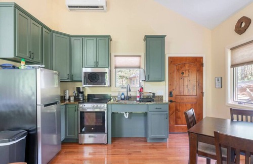 Marshall Cabin | Leaf Change Special Maple Treehouse Near Asheville - Pet Friendly
