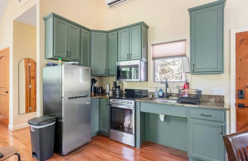 Marshall Cabin | Leaf Change Special Maple Treehouse Near Asheville - Pet Friendly