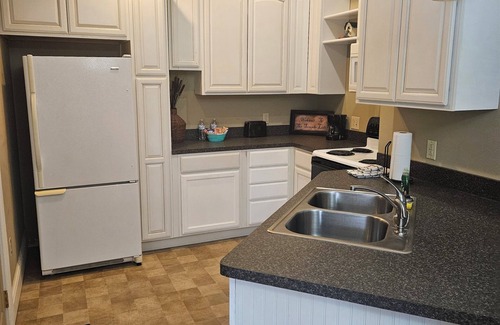 Bristolville Apartment | Ledgestone Farms-Cozy Farm Apartment