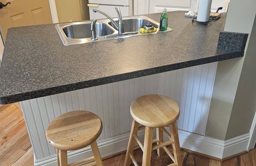 Bristolville Apartment | Ledgestone Farms-Cozy Farm Apartment