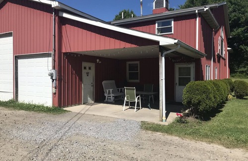Bristolville Apartment | Ledgestone Farms-Cozy Farm Apartment
