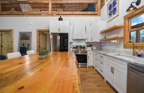 McCaysville Cabin | Lee's Ride · 3BR, Loft, Hot Tub, Wifi, Dog Friendly, Games