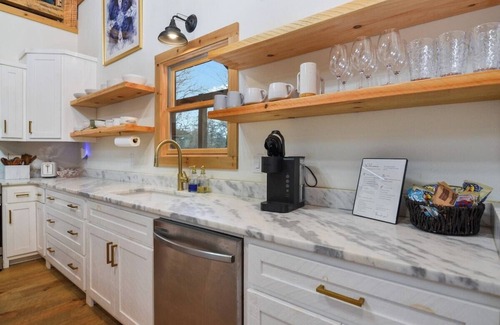 McCaysville Cabin | Lee's Ride · 3BR, Loft, Hot Tub, Wifi, Dog Friendly, Games