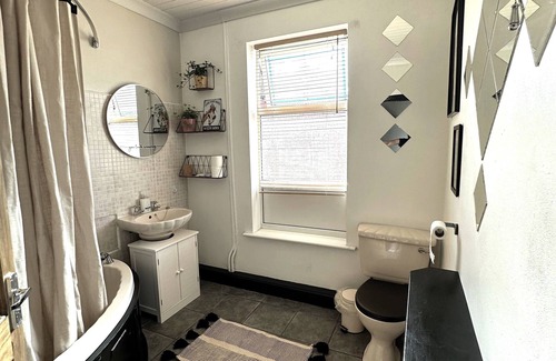Leeds House | Leeds Cosy House, Free parking, Close to Leeds centre, Pet friendly