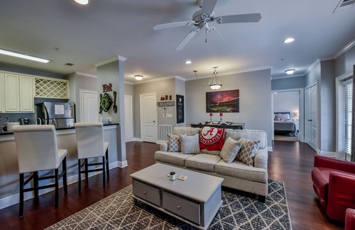 Tuscaloosa Condo | Legends Landing - close to campus, shopping, and more! Complex pool!