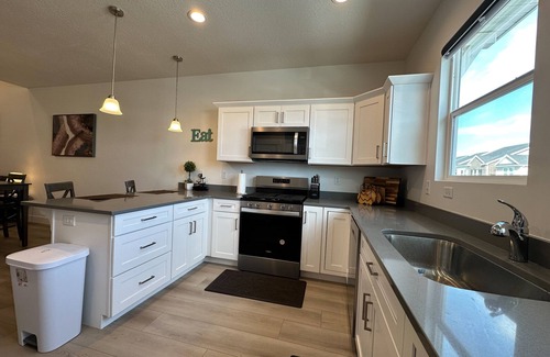 Lehi House | Lehi Escape: Near Silicon Slopes/Thanksgiving Pt, Indoor Games, Full Kitchen