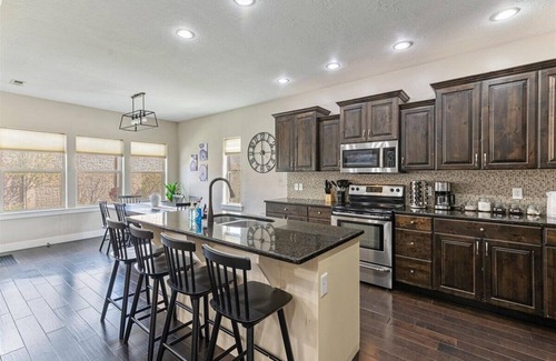 Lehi House | Lehi Mountain: Hot Tub, Basketball Court, Games!