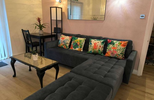 Leigh-on-Sea Apartment | Leigh on sea- Ground Floor- Parking Included! - Long Stay Discounted