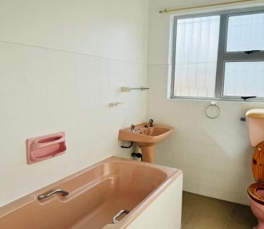 Parow House | Leisure Lodges Middle Room