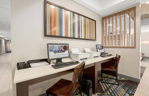 Sumner House | Leisure travelers can enjoy a comfortable stay at our room !