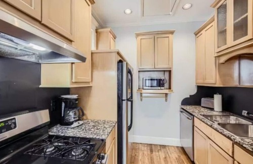 Oak Lawn Apartment | Lemmon 201 Chic & Stylish 1-Bedroom Getaway