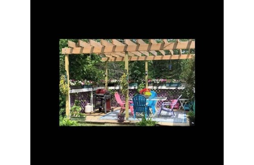 Denmark Cottage | Lemon Drop CottagenEnjoy "Vacationland" in our cozy cottage. Dog Friendly!