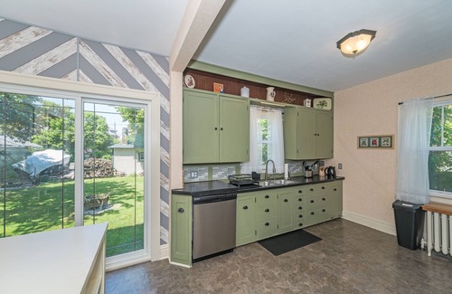 Superior House | Leraan House. Family Friendly newly remodeled elegant historic home