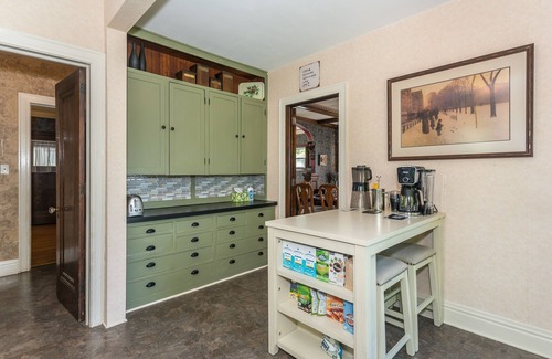 Superior House | Leraan House. Family Friendly newly remodeled elegant historic home