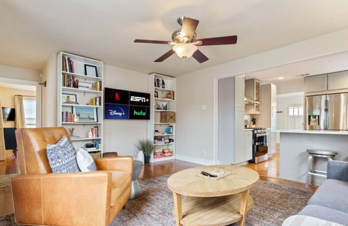 North Loop Apartment | Leralynn xxxxxxxxxxx