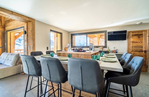 Les Deux Alpes Ski Chalet | LES CHALETS DU PIC : 26 pers panoramic view of the mountains
