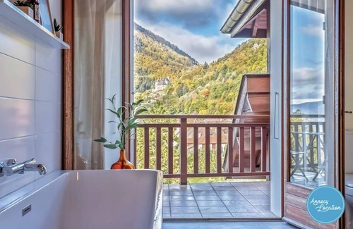 Menthon-Saint-Bernard Villa | Les Coteaux - Family house with lake view.