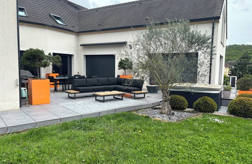 Courthiezy House | « Les Deux Piliers » Villa Avec Piscine au Beau Milieu de la Vallée Champenoise