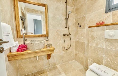 Bouillante Hotel | LES GALETS ROUGES LODGES & SPA