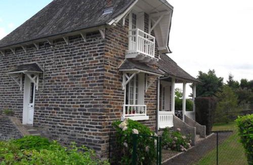 Voutezac House | LES HORTENSIAS Spacieuse Maison en ardoise du pays FIBRE