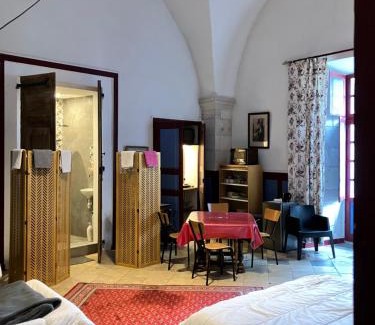 Viviers Bed & Breakfast | LES JARDINS DE LA CATHÉDRALE chambres d Hôtes gîte de groupe