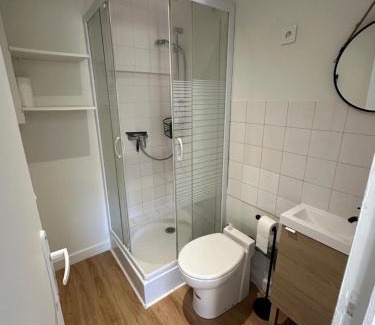 Miroir - Batignolles Apartment | Les Lilas Gare Centre 2 Pers