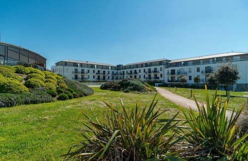 Concarneau Apartment | Les Thermes 402 - Appt avec piscine commune