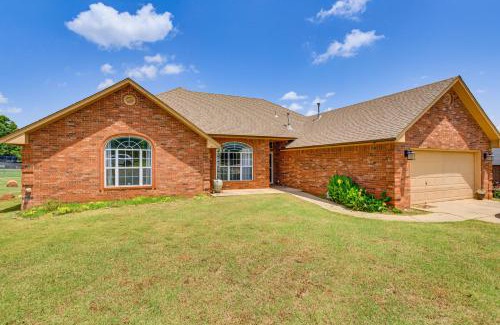 Edmond House | Less Than 1 Mi to Oak Tree National Cozy Getaway!