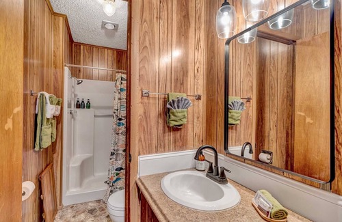 Quitman Hotel | Less than a mile from Lake Fork-UPDATED-Crappie Cabin - Rm 5
