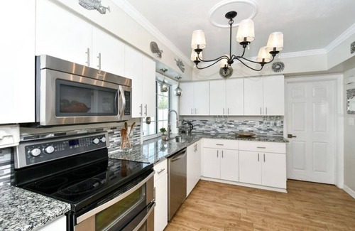 Venice House | Less than a mile to beach! heated pool! 4 bedrooms, 3 bathrooms private house.