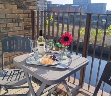 Salford Apartment | Lets Stay SA Manchester 2Bed 2Bath l Waterfront l Balcony l Free WiFi l Dishwasher l Airfryer l Coffee Machine l Media City l Salford Quays l City Centre l The Lowry l Palace Theatre l Opera House l M60 l M61 l M62 l M6