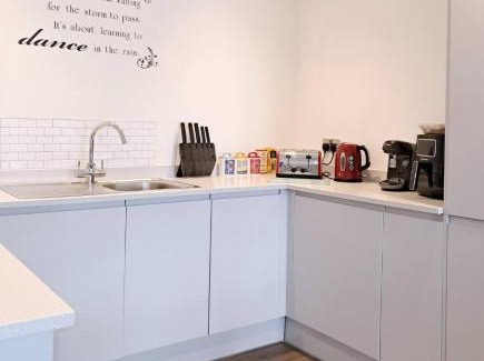 Salford Apartment | Lets Stay SA Manchester 2Bed 2Bath l Waterfront l Balcony l Free WiFi l Dishwasher l Airfryer l Coffee Machine l Media City l Salford Quays l City Centre l The Lowry l Palace Theatre l Opera House l M60 l M61 l M62 l M6