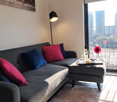 Salford Apartment | Lets Stay SA Manchester 2Bed 2Bath l Waterfront l Balcony l Free WiFi l Dishwasher l Airfryer l Coffee Machine l Media City l Salford Quays l City Centre l The Lowry l Palace Theatre l Opera House l M60 l M61 l M62 l M6