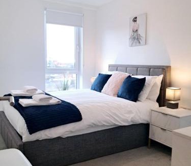 Salford Apartment | Lets Stay SA Manchester 2Bed 2Bath l Waterfront l Balcony l Free WiFi l Dishwasher l Airfryer l Coffee Machine l Media City l Salford Quays l City Centre l The Lowry l Palace Theatre l Opera House l M60 l M61 l M62 l M6