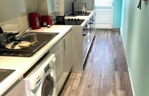 Pinkwell Apartment | Letzi private en-suite, Near Heathrow Airport T3