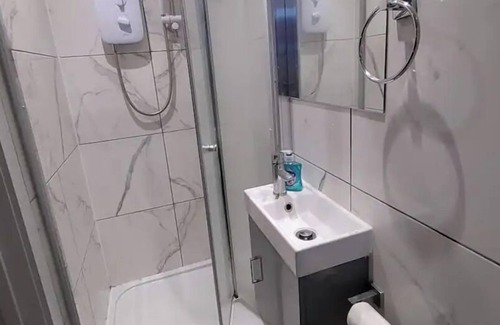 Pinkwell Apartment | Letzi private en-suite, Near Heathrow Airport T3