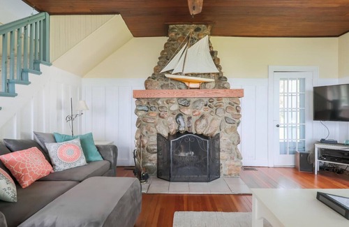 Lexington House | Lexington Lakefront Sleeps 18 with Private Beach!