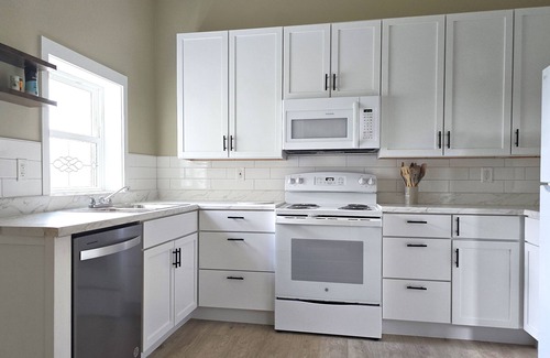 Downtown Niagara Falls House | LG Spacious 6-bedroom house, wheelchair accessible, walk to the falls and casino