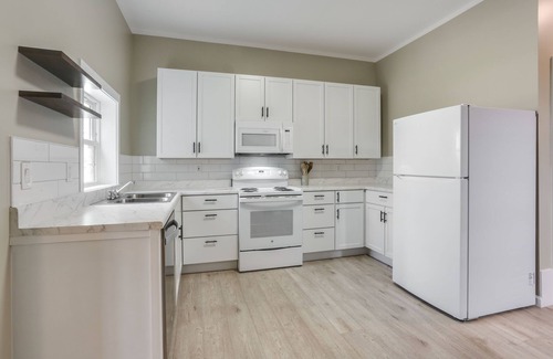 Downtown Niagara Falls House | LG Spacious 6-bedroom house, wheelchair accessible, walk to the falls and casino