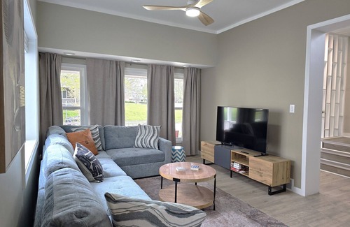 Downtown Niagara Falls House | LG Spacious 6-bedroom house, wheelchair accessible, walk to the falls and casino